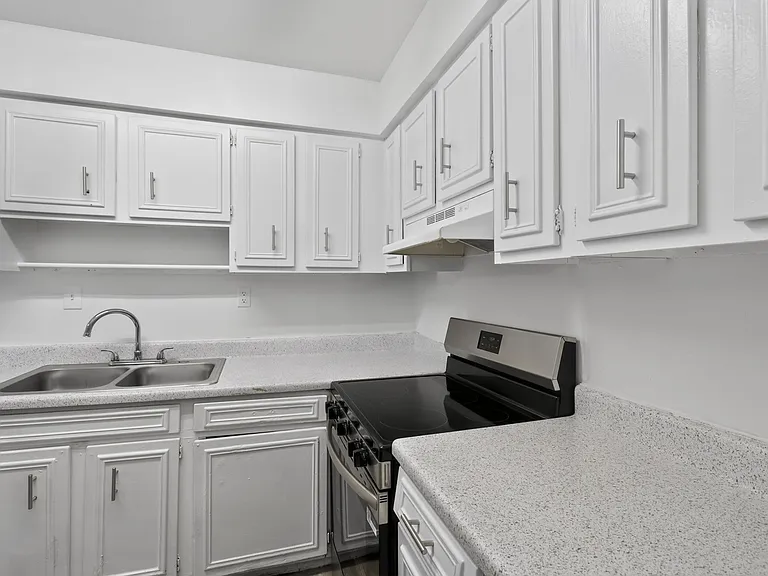 Foxcroft Apartments — Photo 13