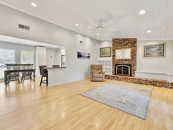 5th image of 946 E Cambridge Avenue