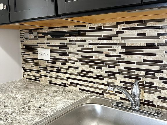 5th image of 1214 W Rosemont Ave #101