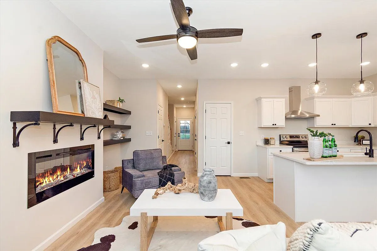3 bed, 2.5 bath, 1464 sqft, $2,100 — Photo 4