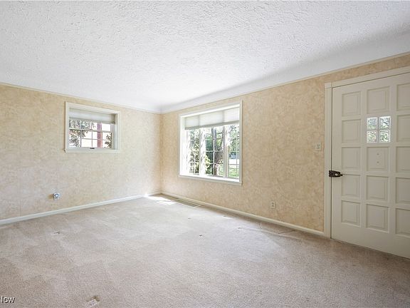 3rd image of 2400 W Hedgewood Dr