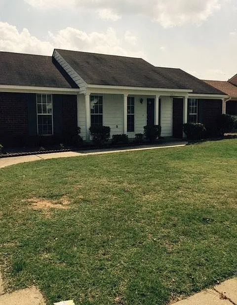 3 bed, 1200 sqft, $1,600 — Photo 1