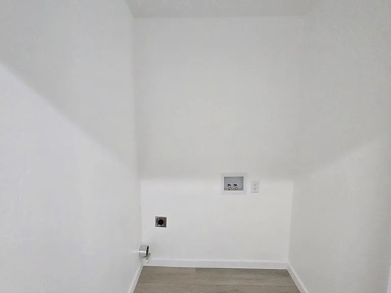 917 E Tulare Ave — Photo 5