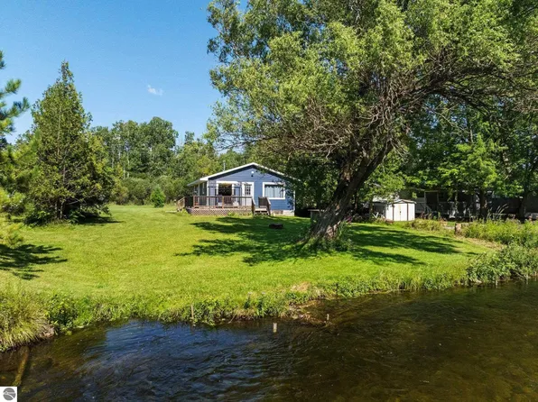 10791 Riverside Dr, Honor, MI 49640