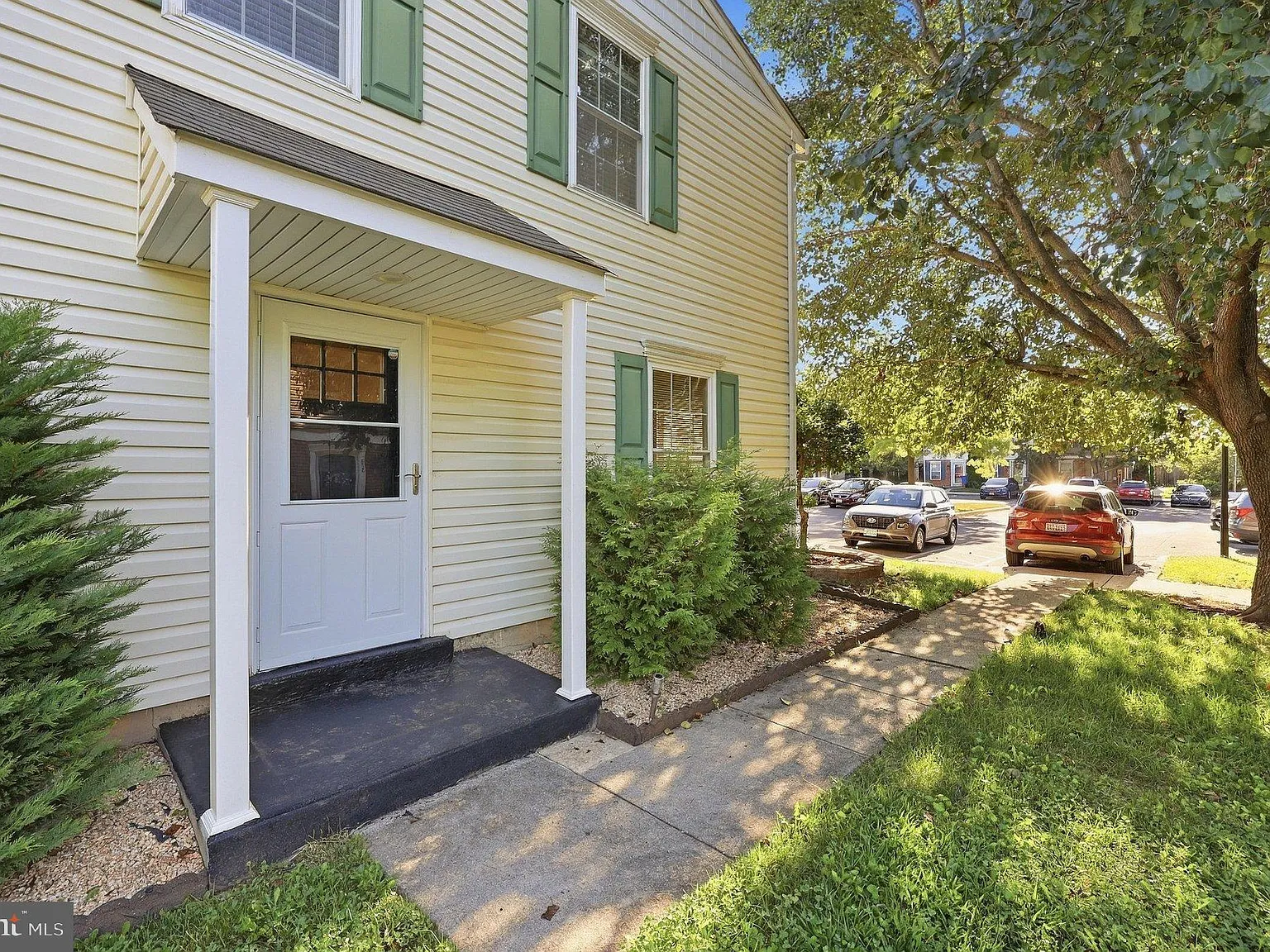 3 bed, 1.5 bath, 1160 sqft, $2,500 — Photo 4
