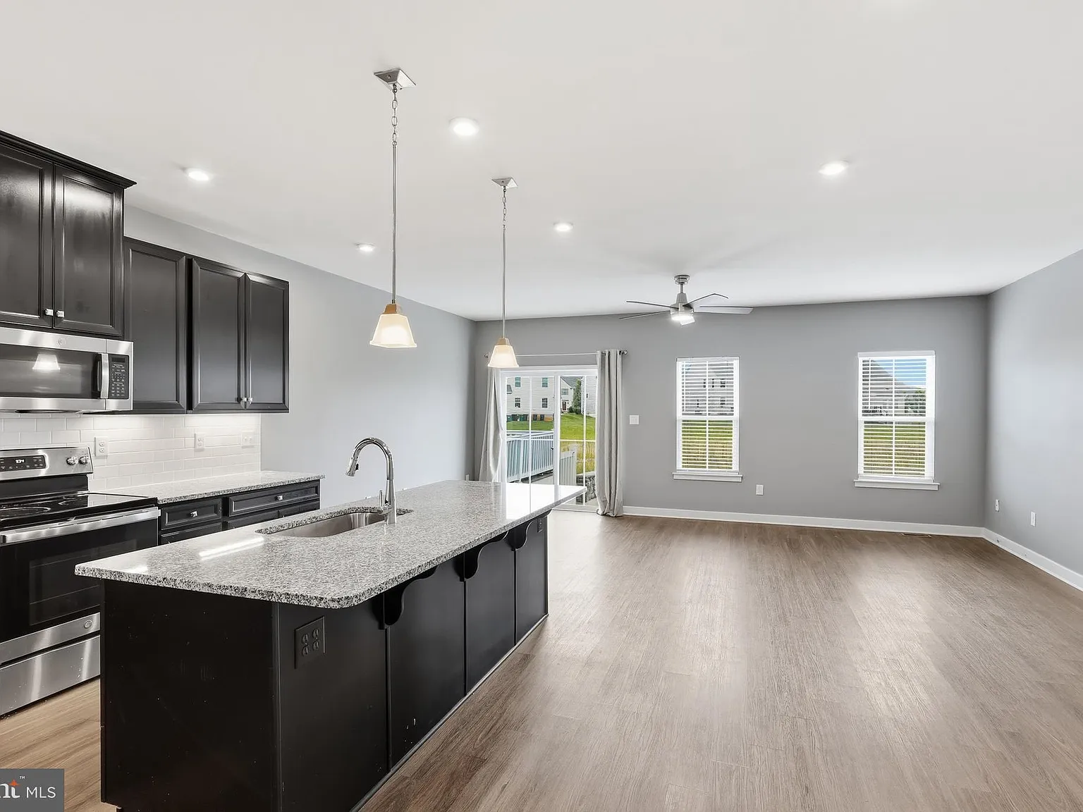 3 bed, 3.5 bath, 2550 sqft, $2,900 — Photo 4