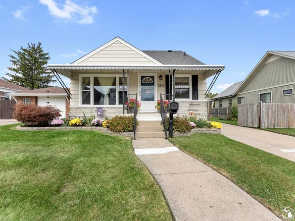 1518 Sycamore St, Wyandotte, MI 48192