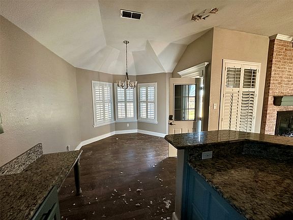 4th image of 548 NW Wintercrest Rd