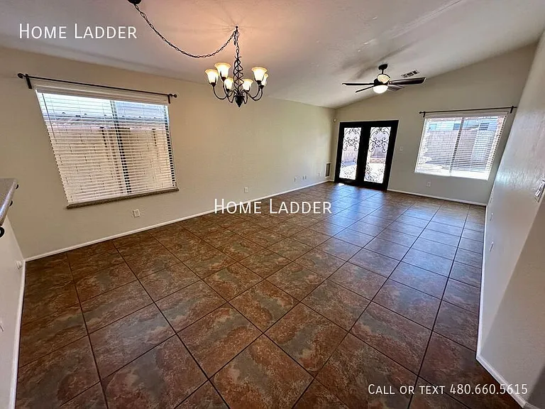 445 E Cantebria Dr — Photo 2