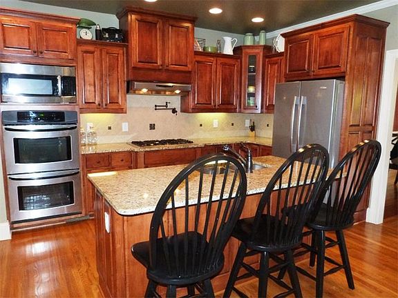 4th image of 184 Saint Andrews Ct