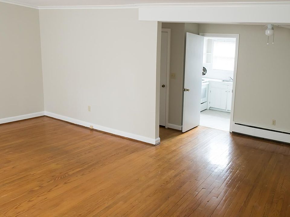 Living Room/Dining Area