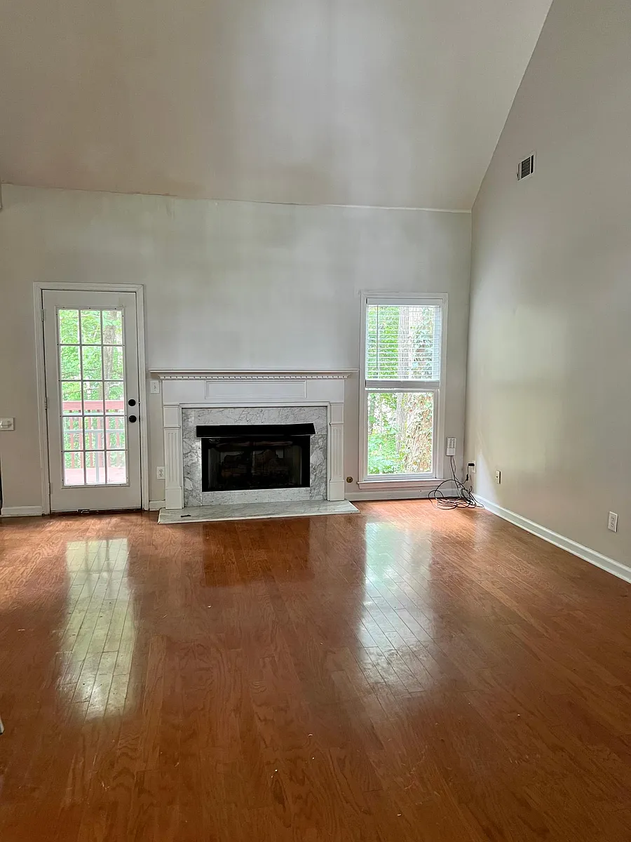Living room with fireplace, vaulted ceilings and access to large back deck - 5366 Lexington View Ter