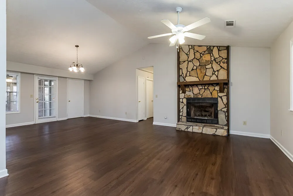4 bed, 3.0 bath, 2008 sqft, $3,400 — Photo 3