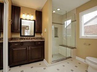 1 Norris Dr, Burr Ridge, IL 60527