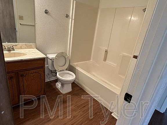 4th image of 2815 W Shaw St