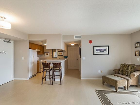 4th image of 816 NW 11th St APT 909