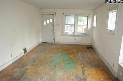 4th image of 1054 Winton Ave