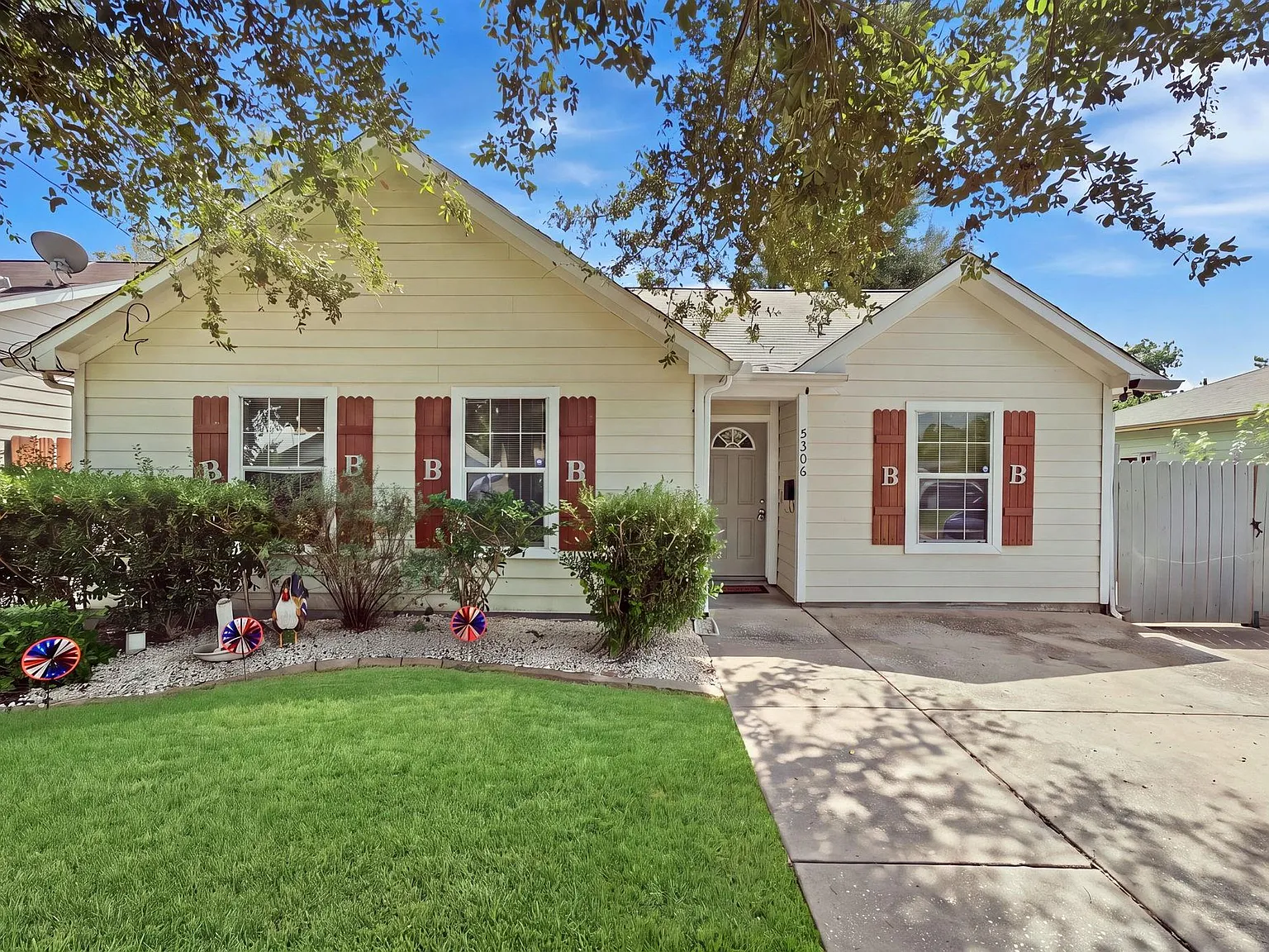 3 bed, 2.0 bath, 1700 sqft, $2,000 — Photo 2