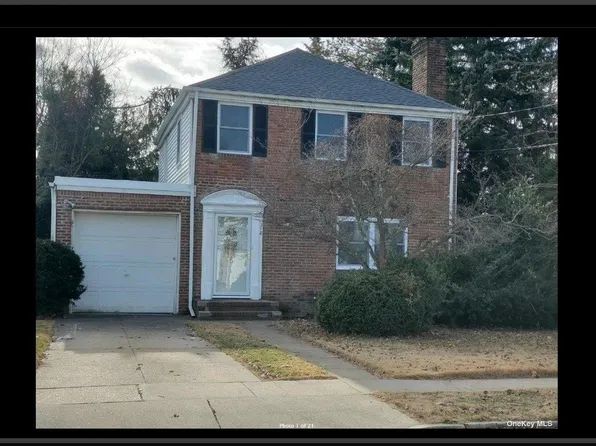 212 Morris Avenue, Malverne, NY 11565