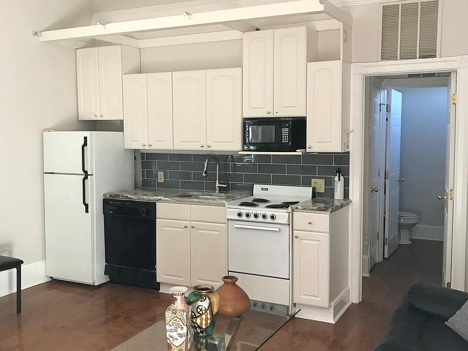 1st image of 1520 N Van Buren St #3