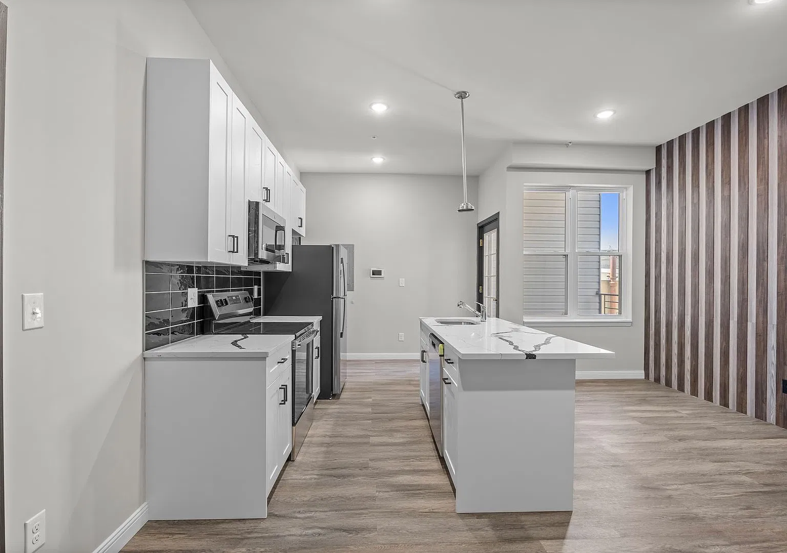 403 N Simpson St — Photo 2