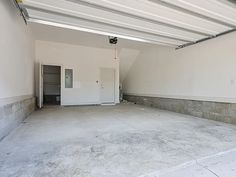 900 Meridian St — Photo 14