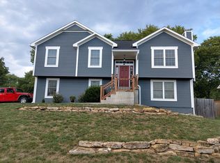 300 Echo Rdg, Buckner, MO 64016