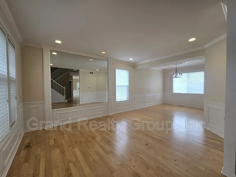4 bed, 2.5 bath, 2262 sqft, $3,350 — Photo 2