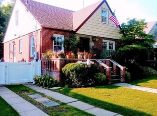7 Irons Pl, New Hyde Park, NY 11040