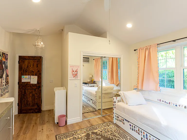 211 Portlock Rd — Photo 34
