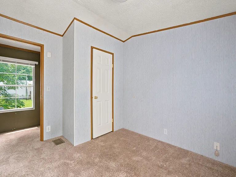 1042 Artic Loop — Photo 25