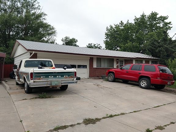 3rd image of 1030 Moffat Cir