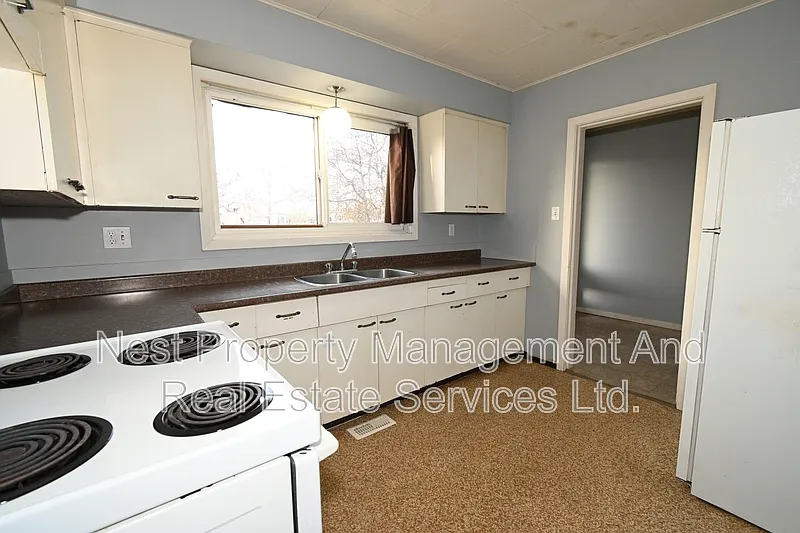 3 bed, 1.5 bath, $1,695 — Photo 2