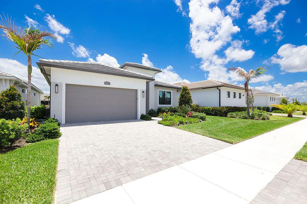 3 bed, 2.0 bath, 1968 sqft, $3,495 — Photo 3