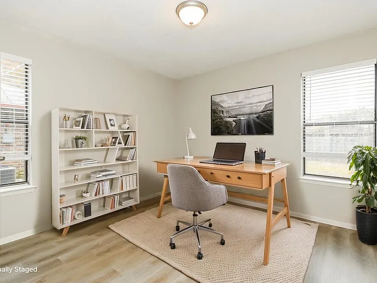 721 Oak Grove Ln — Photo 16