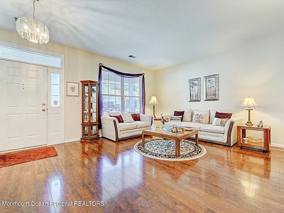 3rd image of 33 Greylawn Drive