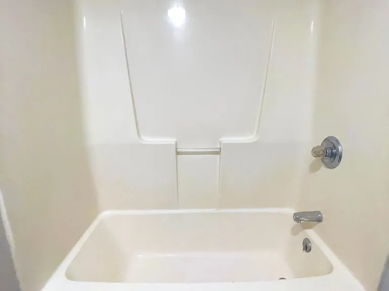 East Memorial Apartments — Photo 34