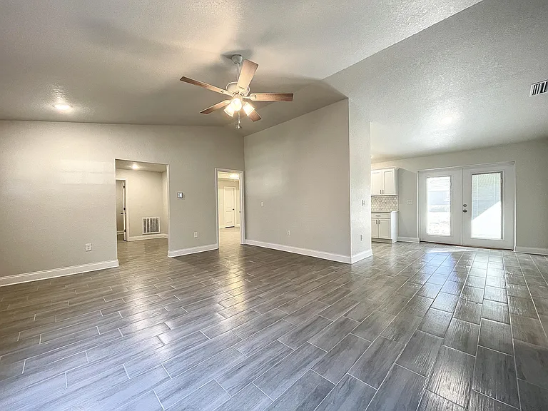 415 Petteway Dr — Photo 9