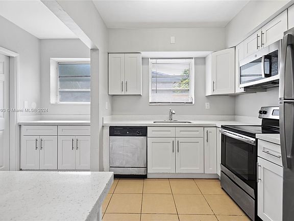4th image of 541 NE 174th St