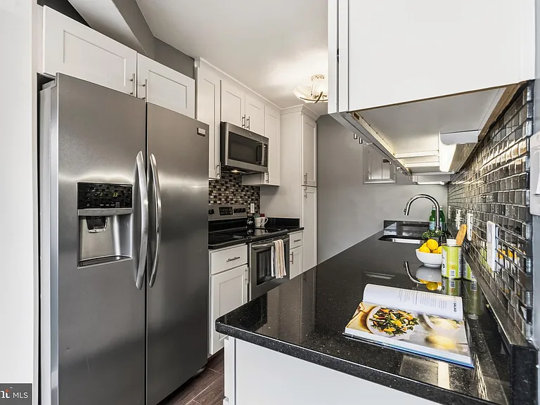 7034 Strathmore St #306 — Photo 6