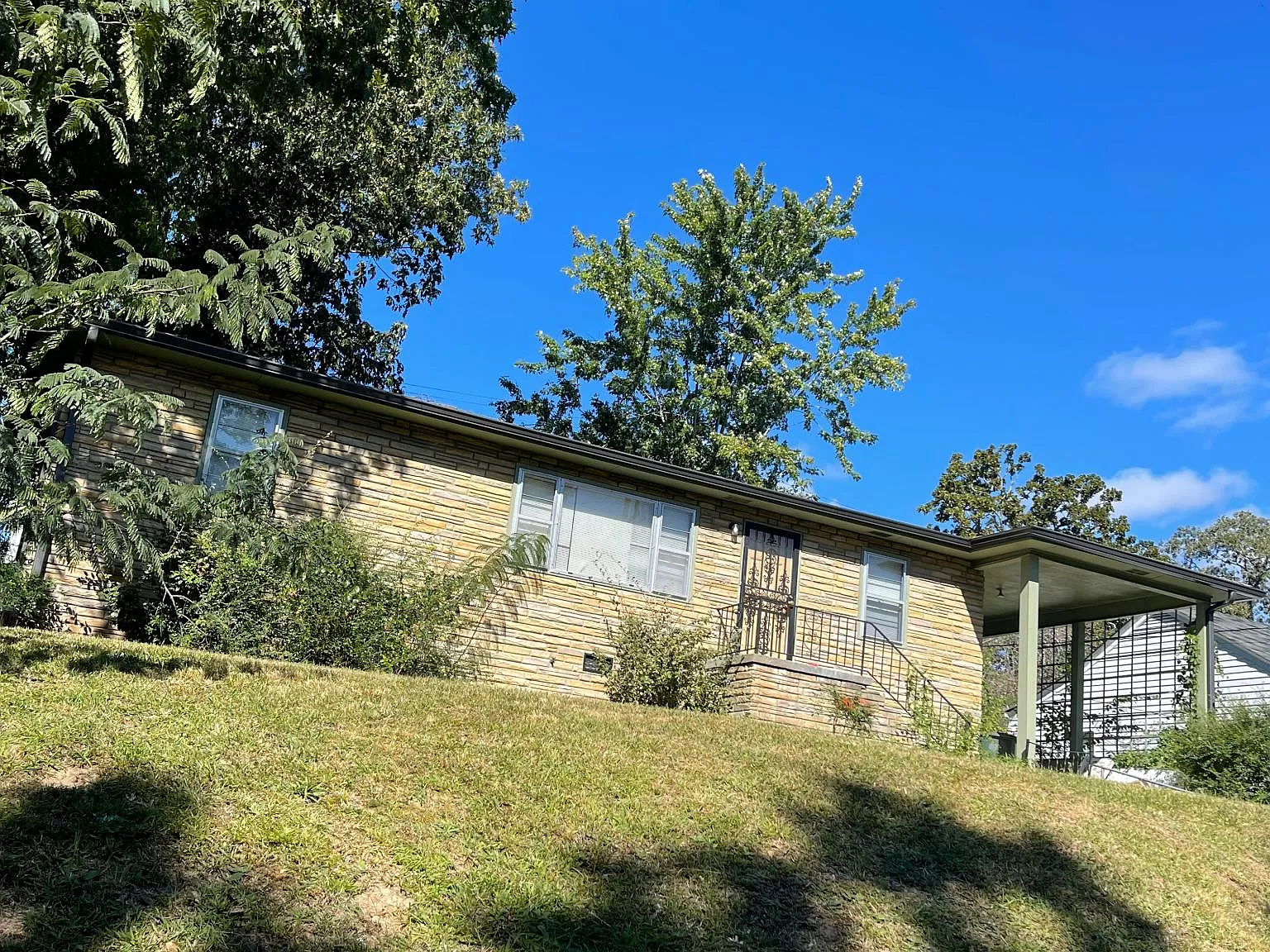 1115 Orangewood Ave — Photo 1