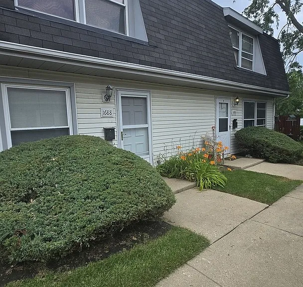1688 Queensbury Cir #0 — Photo 2