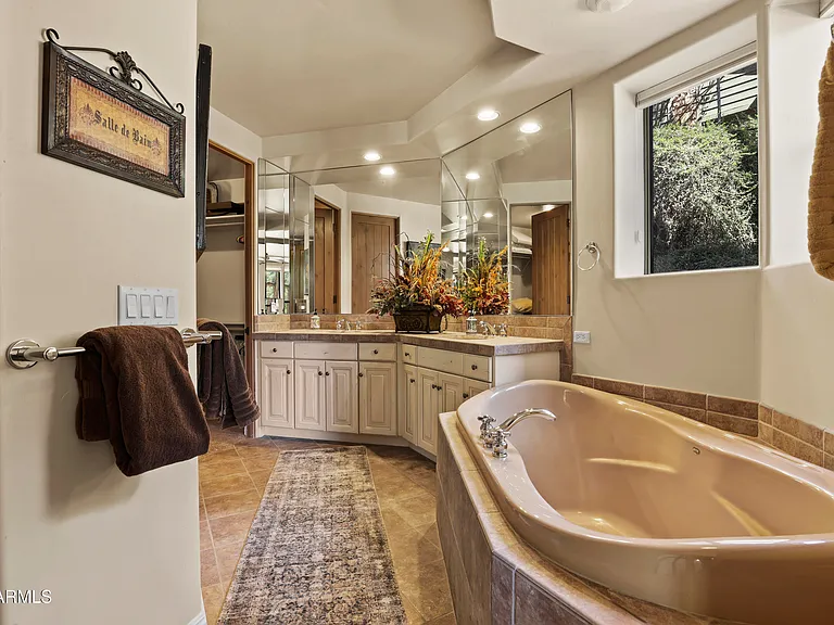 2609 E Pine Island Ln — Photo 31