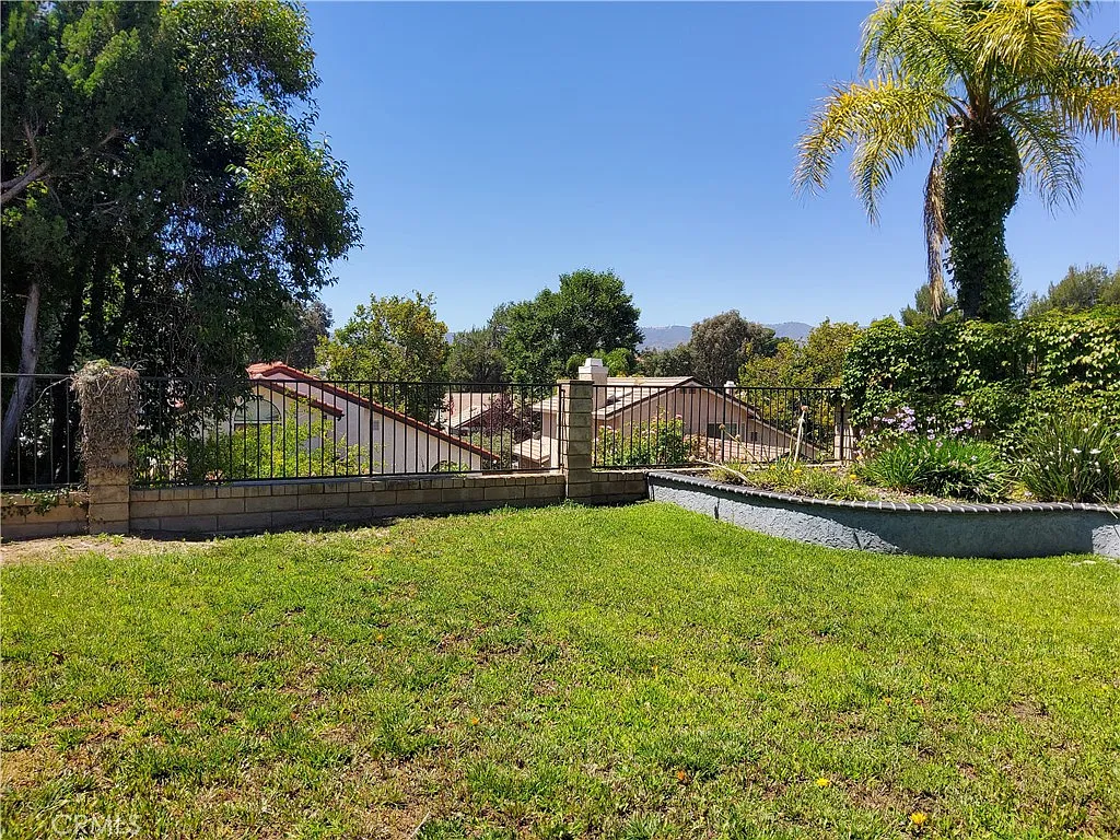 3 bed, 2.5 bath, 1410 sqft, $4,200 — Photo 3