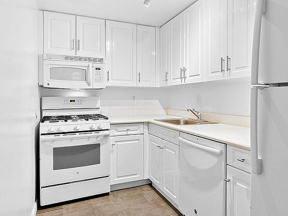 3rd image of 201 E 12th St APT 402