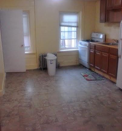4th image of 1881 Bergen St