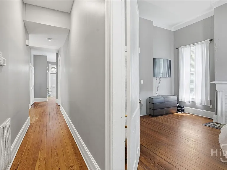 2308 Barnard St — Photo 8