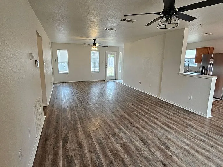 2201 Rainforest Ln — Photo 2
