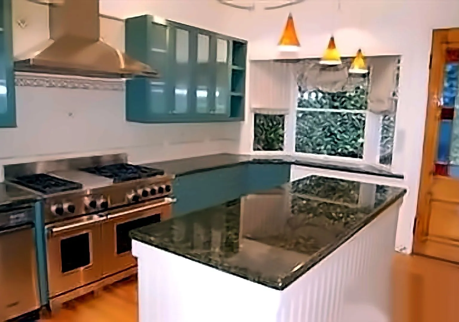 Beachfront 4BR/4BA on Swede's Beach Private Beach Access, Panoramic Bay Views | Old Town Sausalito — Photo 3