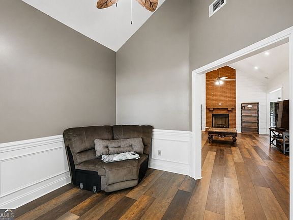 4th image of 1201 E Hampton Dr